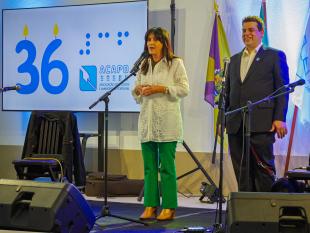 Secretária de Estado da Ação Social e da Inclusão, a discursar. Ao lado seu lado esquerdo, Rodrigo Santos, Presidente da ACAPO