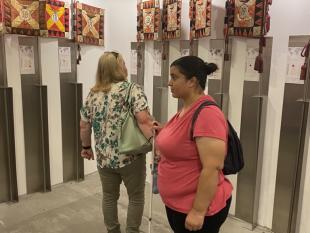 Fotografia de duas Associadas numa das salas do Museu durante a visita