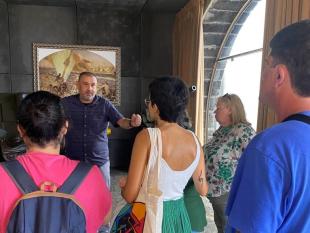 Grupo de participantes numa das salas do Museu durante a visita guiada.