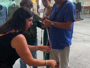 Dois Associados, um homem e uma mulher, descobrem, através do toque, uma espada.