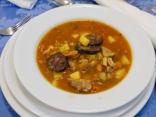 um prato servido com sopa da pedra