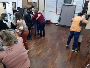 Participantes na realização de uma atividade - dar um abraço ao parceiro do lado
