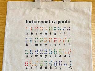 Tote Bag Alfabeto Braille em cima de uma mesa.