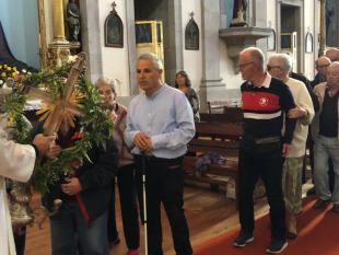 Associados na Igreja Matriz do Bonfim durante o beijo da cruz de Cristo