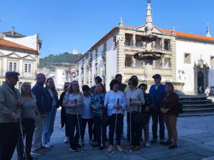 Grupo de participantes pousa para a fotografia numa das praças de Viana do Castelo