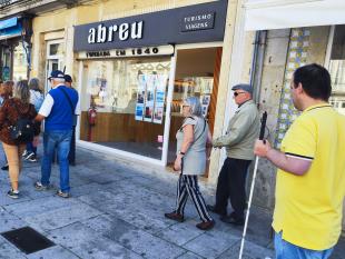 Grupo a caminhar por uma das ruas históricas de Viana do Castelo.
