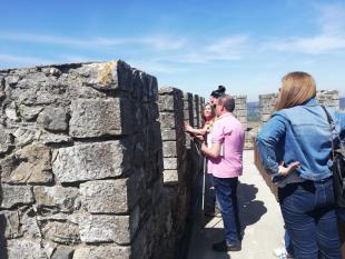 Grupo de participantes a percorrer as muralhas do castelo