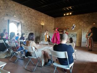 Grupo de participantes a assistir à peça de teatro infantil "Era uma vez...1.ª Dinastia", no interior do castelo