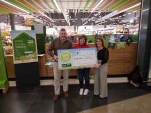 Fotografia tirada durante a entrega simbólica do cheque pelo responsável da loja à equipa da nossa Delegação de Castelo Branco, representada pela Diretora Técnica, Sofia Lourenço, e a Terapeuta Ocupacional, Inês Cid.