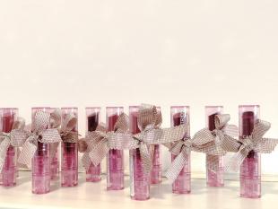 Botons oferecidos pela loja Auchan de Castelo Branco. Cada batom tem um laço.