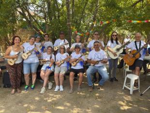 fotografia do grupo, a tocar os vários instrumentos