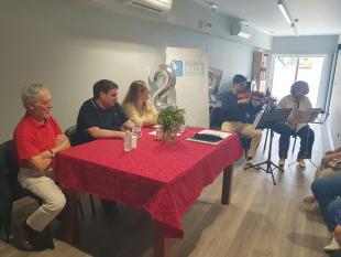 Mesa protocolar, da esquerda para a direita: presidente da Mesa da Assembleia Geral de Delegação, Presidente da Mesa da Assembleia de Representantes e Secretária da Mesa da Assembleia de Representantes, ao lado, fora da mesa, dois músicos.